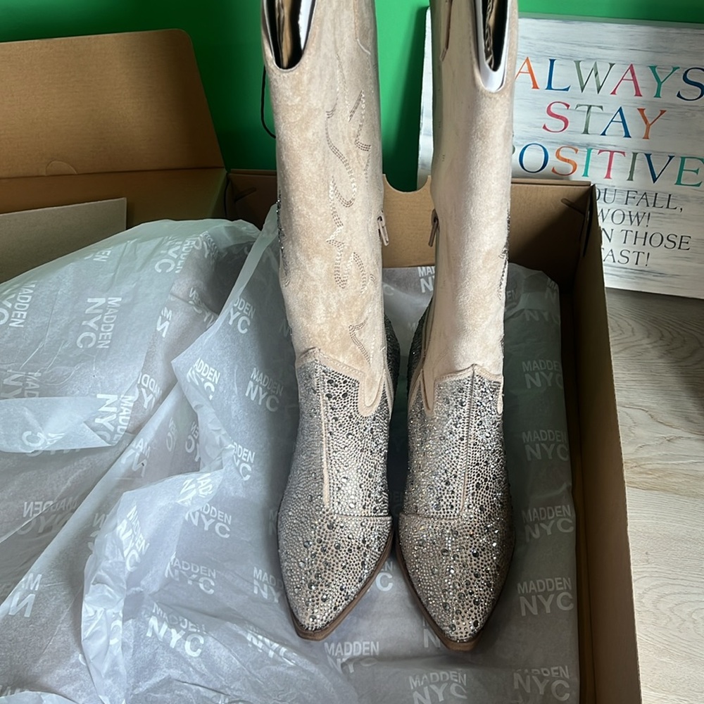 NWT boots size 6 cream color with silver - Picture 5 of 7